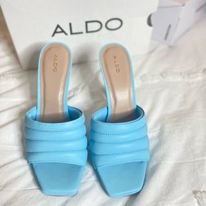 Women bleue open toes and back shoes